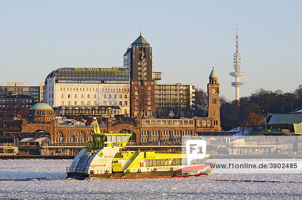 Eine Hafenfähre fährt auf der winterlichen Elbe im Hamburger Hafen  Landungsbrücken  Hamburg  Deutschland  Europa