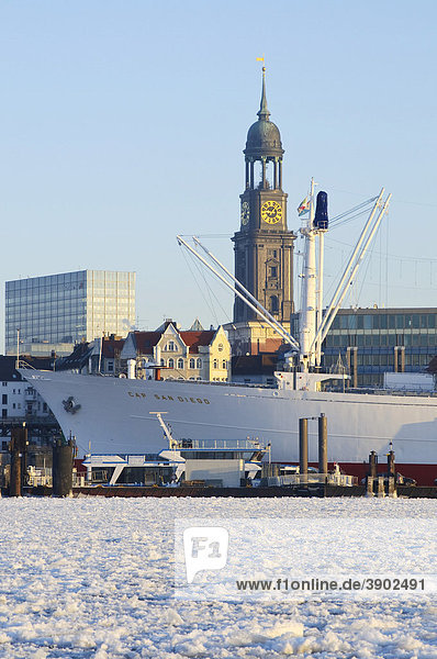 Museumsschiff Cap San Diego auf der winterlichen Elbe im Hamburger Hafen  dahinter der Michel  Landungsbrücken  Hamburg  Deutschland  Europa