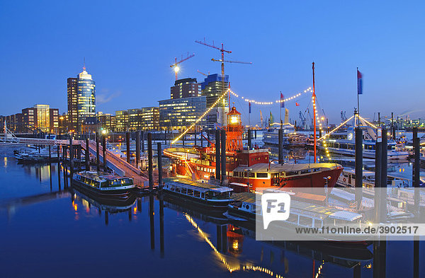 Das Feuerschiff im City Sportboothafen im Hamburger Hafen  hinten das Hanseatic Trade Center HTC  Hamburg  Deutschland  Europa