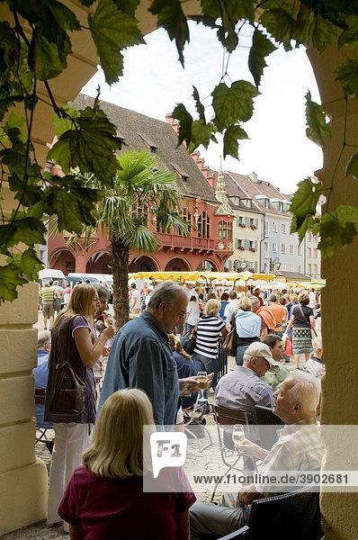 Weinlokal  Münsterplatz  Freiburg  Baden-Württemberg  Deutschland  Europa