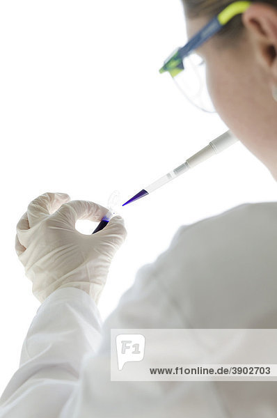 Wissenschaftlerin mit Pipette