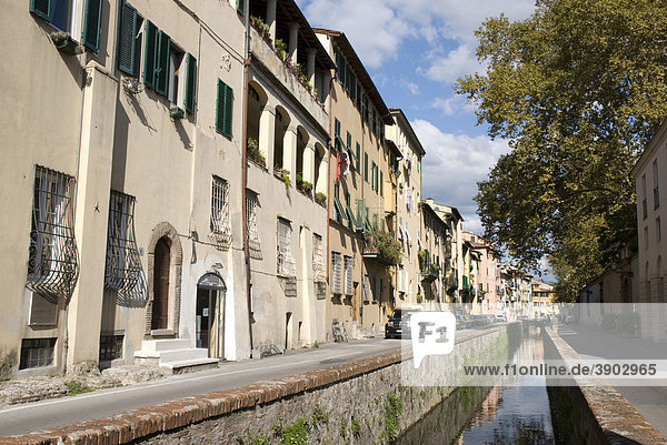 Kanal in der Altstadt  Lucca  Toskana  Italien  Europa