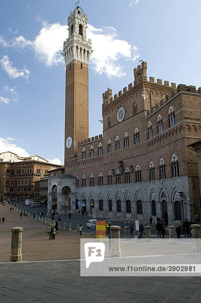 Palazzo Pubblico und Torre del Mangia an der Piazza del Campo  Siena  UNESCO-Weltkulturerbe  Toskana  Italien  Europa