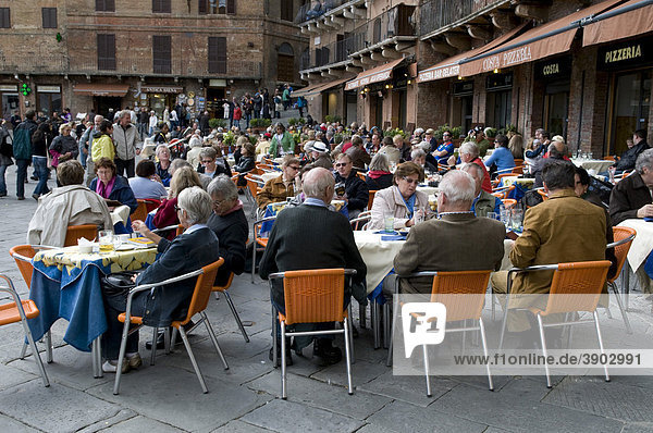 Pizzeria und Restaurant auf dem Piazza del Campo  Siena  UNESCO-Weltkulturerbe  Toskana  Italien  Europa
