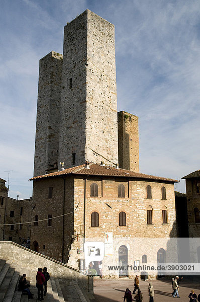 Old town with residential tower and dynasty tower of San Gimignano  UNESCO World Heritage Site  Tuscany  Italy  Europe