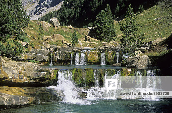 Bergwasserfall  Gradas de Soaso  Ordesa Nationalpark  Pyrenäen  Spanien  Europa