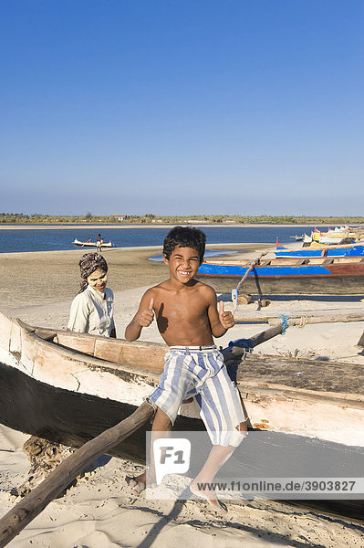 Junge und Fischerboot  Morondava  Madagaskar  Afrika