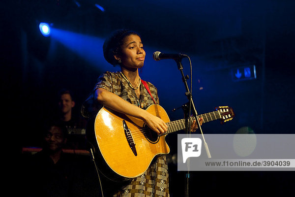 Die in Hamburg lebende nigerianische Hip-Hop-Soul-Sängerin und Songwriterin Nneka live in der Schüür  Luzern  Schweiz