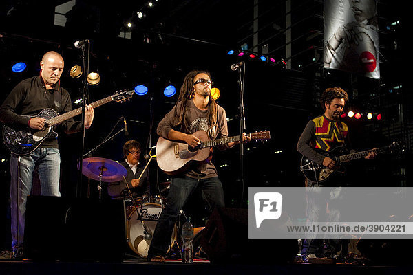 Der französische Singer und Songwriter Caligagan live mit Band beim Blue Balls Festival  Plaza vor dem KKL in Luzern  Schweiz