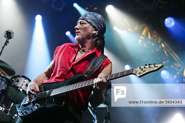 Roger Glover  Bassist der britischen Rockband Deep Purple live beim Spirit of Music Open Air in Uster  Zürich  Schweiz