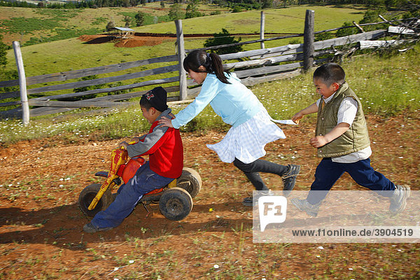 Spielende Kinder mit einem Dreirad  Mapuche Indianer  bei ConcepciÛn  Südchile  Chile  Südamerika