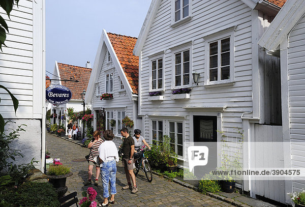 Traditionelle weiße Holzhäuser in der Ovre Strandgate im Stadtteil Alt Stavanger Stavanger Norwegen Skandinavien Nordeuropa Holzhäuser