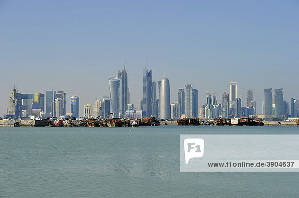 Tradition und Moderne  Dau  Dhau  Holz-Frachtschiffe  vor Skyline von Doha  Emirat Katar  Qatar  Persischer Golf  Naher Osten  Asien