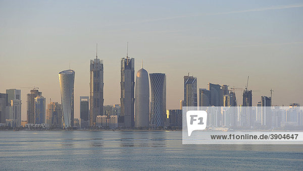 Skyline von Doha  Abendstimmung  Emirat Katar  Qatar  Persischer Golf  Naher Osten  Asien