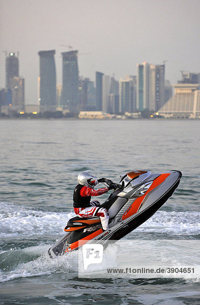 Jet-Ski  Jet-Boat  Wassermotorrad vor Skyline Doha  Katar  Qatar  Persischer Golf  Naher Osten  Asien