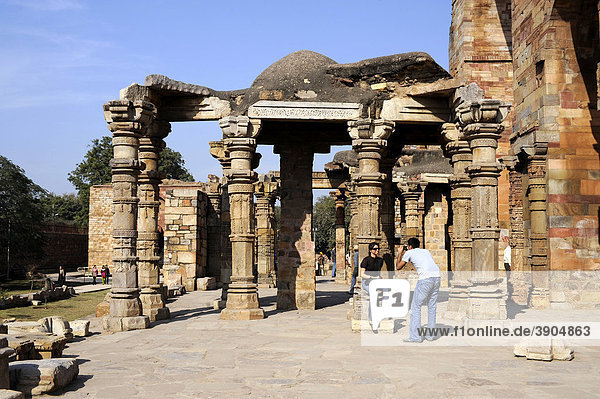 Ruins of Quwwat ul-Islam mosque  Qutb Complex  Mehrauli Archaeological Park  Delhi  Uttar Pradesh  North India  India  South Asia  Asia