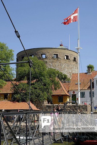 Der Große Turm und Flagge in der alten Festung Christiansoe  Dänemark  Europa