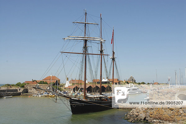 Hafen mit dem Schoner Activ an der alten Festung Christiansoe  Dänemark  Europa