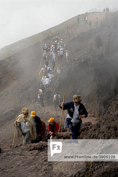 Touristen klettern auf Krater des Vesuv  Italien  Europa