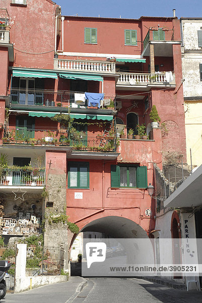Typisch italienisches rotes altes Haus mit Balkonen und einem Torbogen in Amalfi  Italien  Europa
