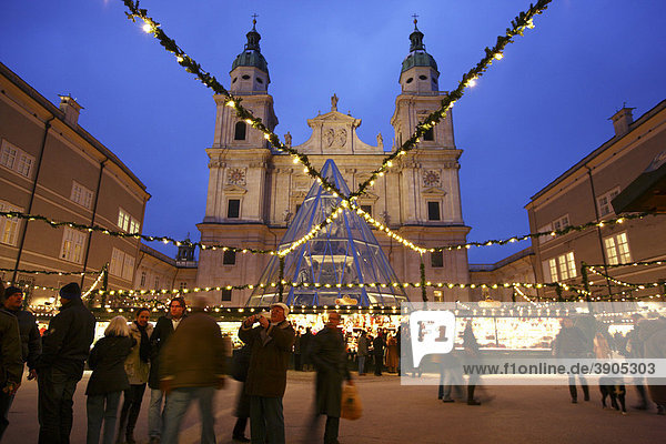 Weihnachtsmarkt am Dom  Buden am Domplatz  Altstadt  Salzburg  Österreich  Europa