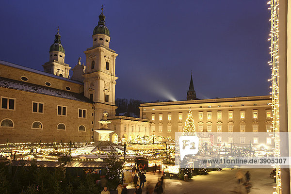 Christmas market at the Salzburger Dom cathedral  stalls in the Domplatz square  old town  Salzburg  Austria  Europe