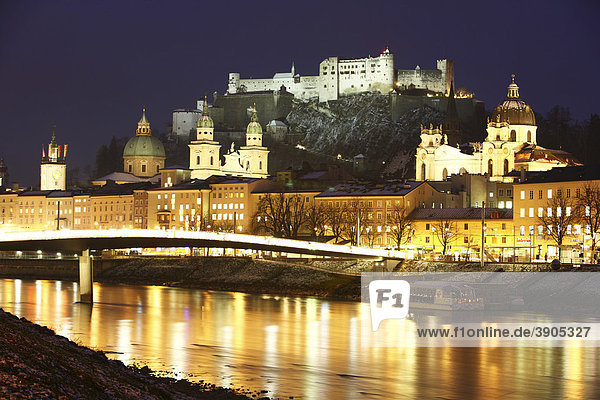 Altstadt mit Kollegienkirche  Dom und Festung Hohensalzburg  Fluss Salzach  bei Nacht  Winter  Salzburg  Österreich  Europa