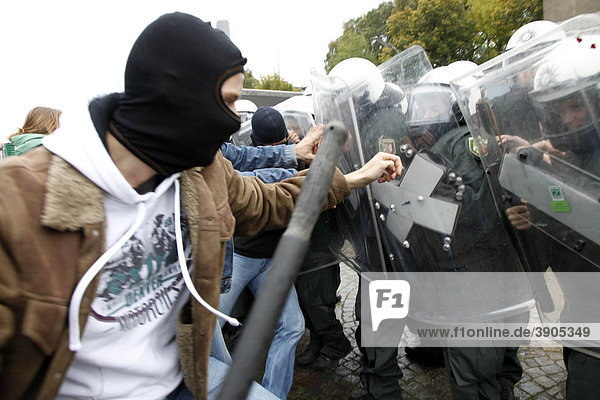 Junge Polizeibeamte lernen bei einer Übung mit gewalttätigen Demonstranten umzugehen  Nordrhein-Westfalen  Deutschland  Europa