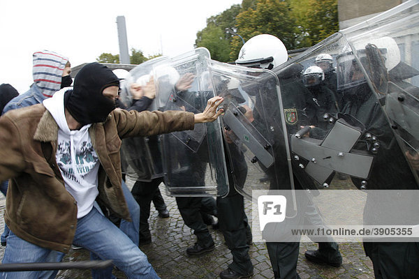Young police officers learn to deal with violent demonstrators during an exercise  North Rhine-Westphalia  Germany  Europe