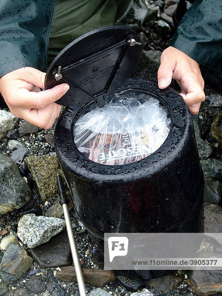 Bärenkanister  wasserdicht und bärensicher verpackte Ausrüstung  Glacier Bay Nationalpark  Alaska  USA