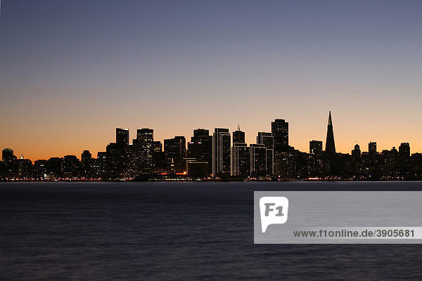 San Francisco Skyline  Dämmerung  Kalifornien  USA  Vereinigte Staaten von Amerika