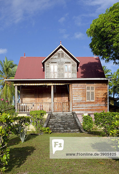 Holzhaus von Eustache Sarde  errichtet frühes 20. Jahrhundert  wegen typischer Bauweise unter Denkmalschutz  Insel La Digue  Seychellen  Afrika  Indischer Ozean