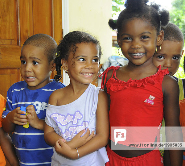 Kinder im Kindergarten auf der Insel La Digue  Seychellen  Afrika  Indischer Ozean