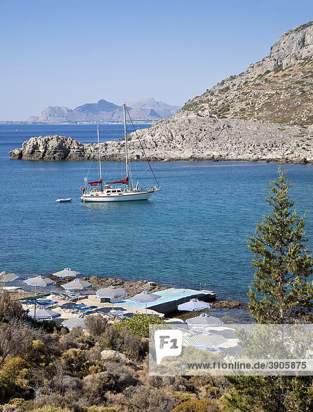 Ein Segelschiff ankert vor der Ladiko-Bucht  Insel Rhodos  Griechenland  Südeuropa  Europa