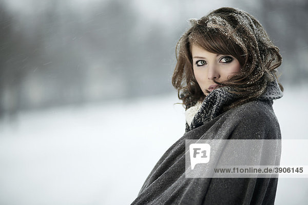 Junge Frau im Schnee  Portrait