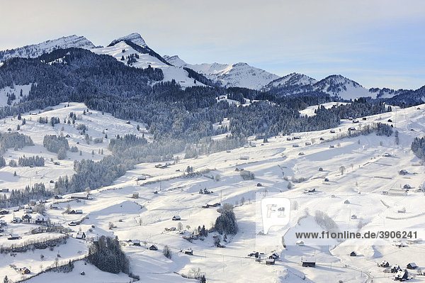 Blick von einer Bergweide in das schneebedeckte Thurtal und die Region Toggenburg bei Wattwil  Kanton St. Gallen  Schweiz  Europa