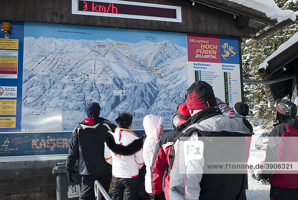 Skiers and tourists in front of a ski map  Hochfuegen  Zillertal  Austria  Europe