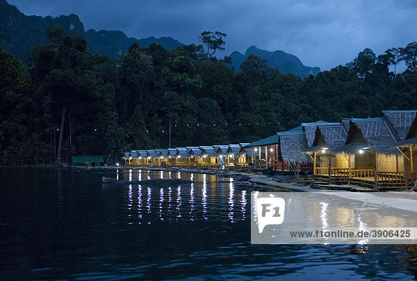 Schwimmende Bungalows als Hotel  Nationalpark Khao Sok  künstlich geschaffener Stausee  Chiao-Lan-See  Surat Thani  Thailand  Asien