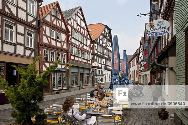 Touristen sitzen in einem Kaffee in der Altstadt  Alsfeld  Hessen  Deutschland  Europa
