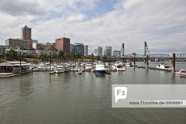 Blick auf den Yachthafen  hinten die Hawthorne Bridge  die Portland  Oregon  USA
