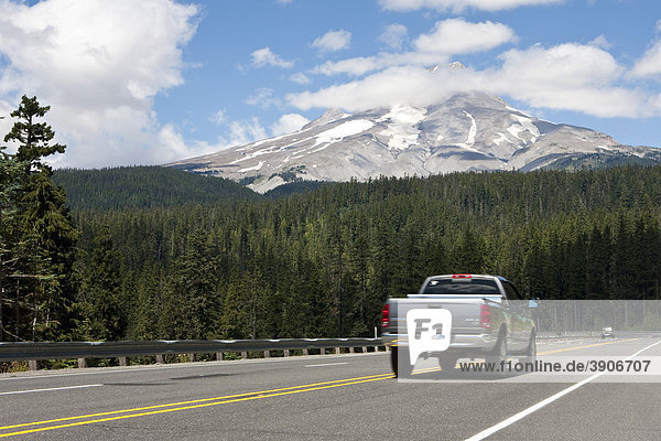Mount Hood Highway  wolkenbedeckter Vulkan Mount Hood  Cascade Range  Oregon  USA