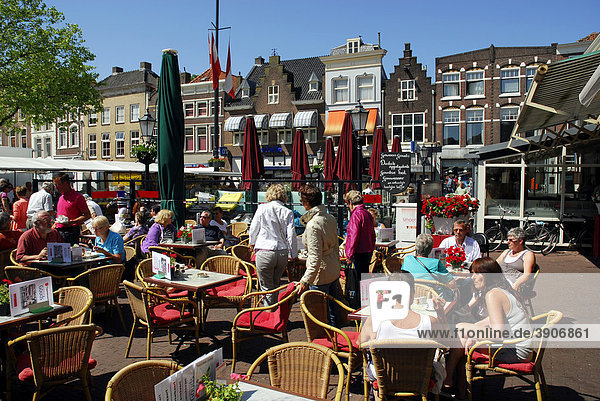 Strassencafe auf dem Markt  Marktplatz von Gouda  Südholland  Zuid-Holland  die Niederlande  Europa