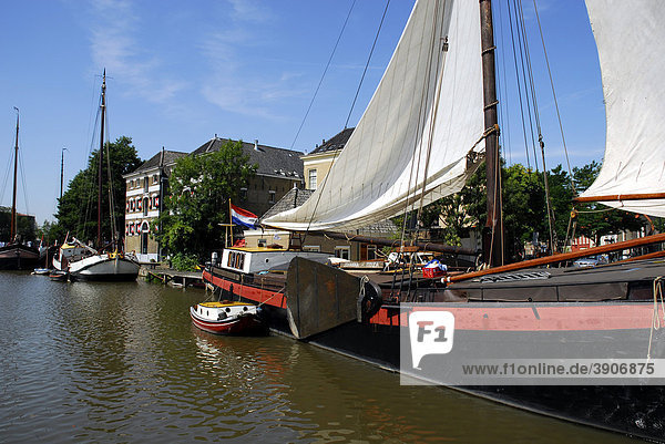 Traditionelle Segelschiffe im Hafen  Binnenhaven  Gouda  Südholland  Zuid-Holland  die Niederlande  Europa