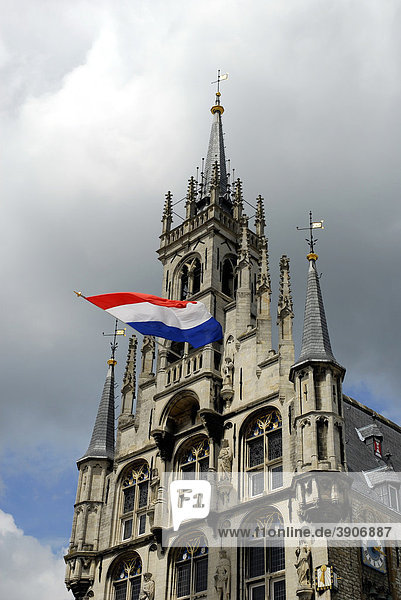 Gotisches Rathaus  stadhuis  auf dem Markt  Marktplatz von Gouda  die Nationalflagge weist auf einen landesweiten Feier- oder Gedenktag hin  Gouda  Südholland  Zuid-Holland  Niederlande  Europa
