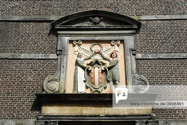 Relief  zwei Waisenkinder am Eingang der Bibliothek  ehemaliges Waisenhaus  Gouda  Südholland  Zuid-Holland  Niederlande  Europa
