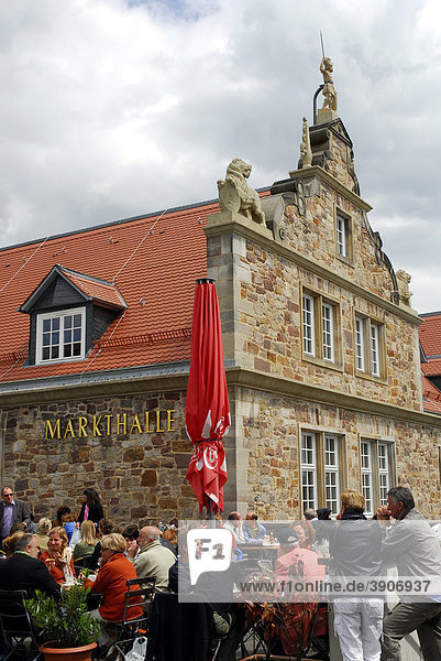 Bar Cafe Terrasse vor der historischen Markthalle  ehemaliger Marstall  Kassel  Hessen  Deutschland  Europa