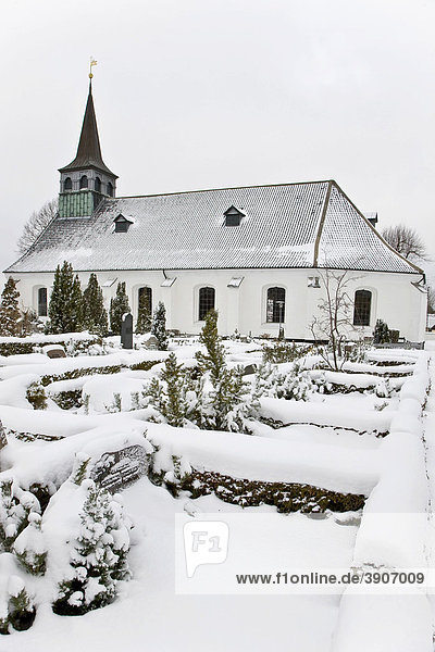 Verschneiter Friedhof und Dorfkirche  Magleby  Dänemark  Europa