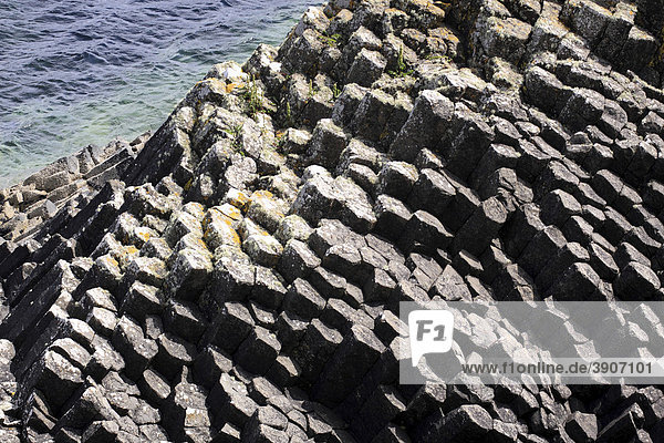 Basaltformation  Staffa  innere Hebrinen Insel  Schottland  Großbritannien  Europa