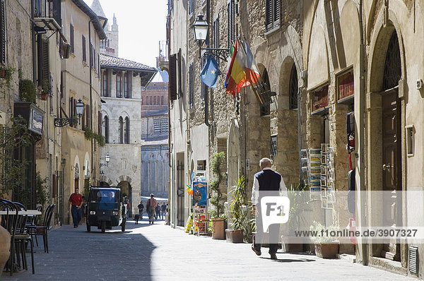Gasse in der Altstadt von Massa Marittima  Toskana  Italien  Europa