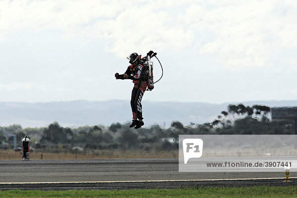 Rocket man  Troy Widgery mit Raketenrucksack bei der Avalon Air Show 2009  Melbourne  Victoria  Australien